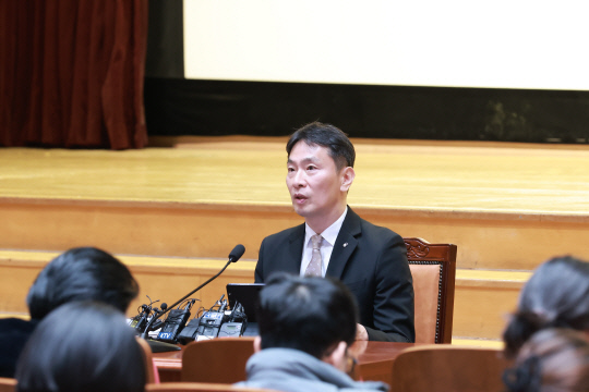 이복현 금융감독원장이 10일 금융감독원 2025 업무계획 기자간담회에서 발언하고 있다. [금융감독원 제공]